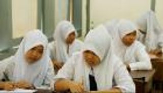 لارتداء الحجاب بشكل خاطئ.. معلمة تقص شعر 14 تلميذة في إندونيسيا