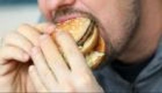 تنتهي بـ3 أنواع من العدوى.. طبيب يحذر من تناول أطعمة الشوارع