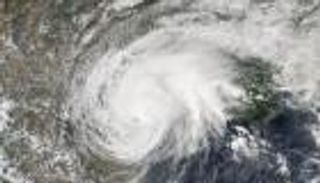 تيارات عنيفة وأمواج تهدد الحياة.. الإعصار فرانكلين يزداد قوة