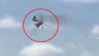 تحطم مروحية إنقاذ طبية فوق منزل.. فيديو مروع