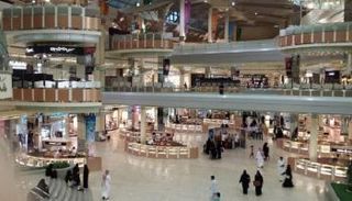 ترحيل شاب يرتدي عباءة في مركز تسوق سعودي