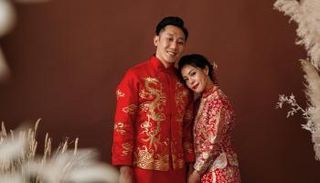 عروسان صينيان مقبلان على الزواج