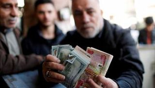 تحويل الدينار العراقي مقابل الدولار في مكاتب الصرافة - أرشيفية