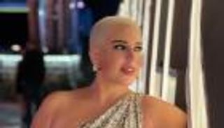 ابنة أسما شريف منير تعلق على ظهور والدتها "الغريب"