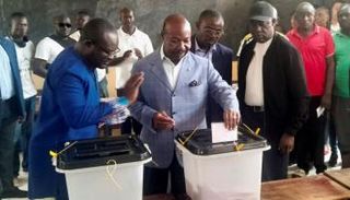 الرئيس الغابوني علي بونغو أونديمبا يدلي بصوته في الانتخابات