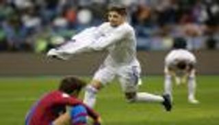 أسوأ لاعب في برشلونة يجبر نجم ريال مدريد على أكل الأخطبوط (فيديو)