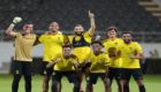 هل يغيب بنزيما وفابينيو عن كلاسيكو الهلال والاتحاد؟