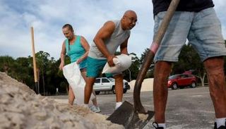 استعدادات لمواجهة الإعصار