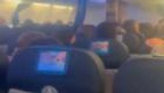 رعب في الجو.. طائرة ركاب تمر وسط عاصفة شديدة (فيديو)