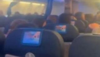 طائرة ركاب تمر خلال عاصفة