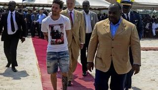 ليونيل ميسي والرئيس الغابوني علي بونغو