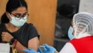 هل لقاحات كورونا الحالية فعالة ضد المتحورات الجديدة؟