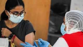 فتاة مصرية تتلقى لقاحا ضد فيروس كورونا- أرشيفية