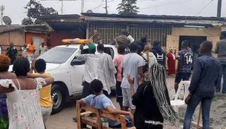 مواطنون في الغابون يصفقون لأفراد الجيش في الشارع