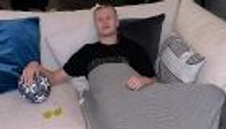 طقوس هالاند في أثناء النوم.. نظارة زرقاء وشريط لاصق على الفم