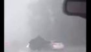 فيديو يصعب تخيله.. إعصار يطيح بسيارة "كالورقة" في الهواء