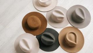 ألوان مختلفة من القبعات