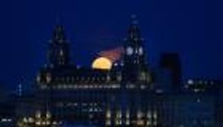 القمر الأزرق العملاق يبهر العالم.. مشاهد بديعة (صور)