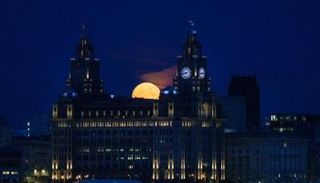 القمر الأزرق العملاق خلف مبنى Royal Liver 