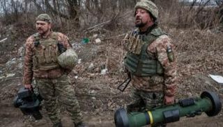 جندي أوكراني يحمل صاروخا محمولا على الكتف