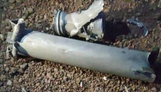 بقايا صاروخ كاتيوشا أطلقه الحوثيون على مخيمات النازحين