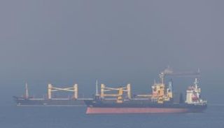 إحدى سفن الشحن تحمل حبوبا أوكرانية في البحر الأسود