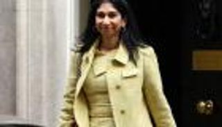 "ركلة" من وزيرة بريطانية.. كارت أحمر للسياسة من ملعب الشرطة