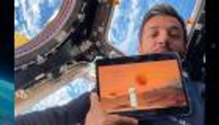 سلطان النيادي يستعرض كتاب "من الصحراء إلى الفضاء"