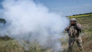 خبير متفجرات أوكراني يشارك في تدريب بمنطقة دونيتسك بأوكرانيا - رويترز