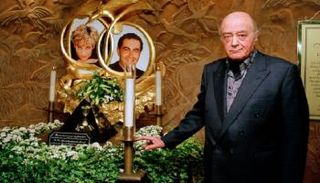 محمد الفايد في متجر هارودز إلى جانب نصب تذكاري لدودي وديانا 