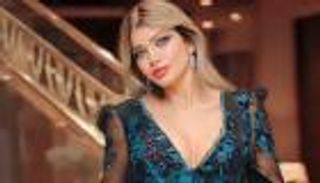 ياسمين الخطيب تخطف الأنظار بفستان مكشوف.. سندريلا جريئة (صور)
