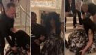 لحظة سقوط حورية فرغلي في مسابقة ملكة جمال مصر (فيديو)