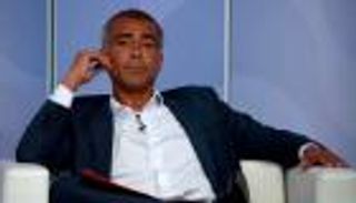 10 لاعبين علقوا أحذية كرة القدم لأجل السياسة.. عالم رابطات العنق