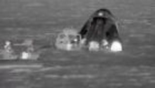 اللحظات الأولى لوصول مركبة سلطان النيادي إلى الأرض (صور)