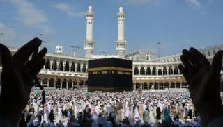 ضيوف الرحمن يطوفون الكعبة