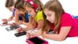 تحذير صارم.. تعرض الأطفال للشاشات الإلكترونية يؤخر النمو العقلي