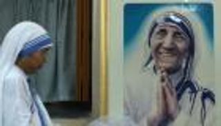 الأم تريزا.. قديسة الإنسانية (بروفايل)