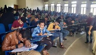 شباب يمنيون يتعلمون اللغات