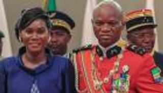 امرأة خجولة تقتحم الأضواء.. من هي زوجة رئيس الغابون الجديد؟