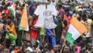 فرنسا تسابق الأمتار الأخيرة بالنيجر.. والعين على الجارة