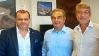 السيارة ليرة تعيد "كارلوس غصن" للأضواء.. أول ظهور رسمي في لبنان