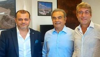 كارلوس غصن مع المهندس هشام الحسامي مبتكر السيارة اللبنانية