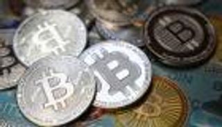 العملات الرقمية.. حالة من التذبذب تسيطر وبيتكوين تربح
