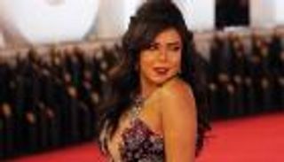 إطلالة جريئة للفنانة ناهد السباعي.. "بيكيني" في "جنة الأرض" (صور)