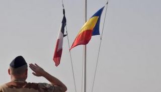 جندي فرنسي يحيي علم فرنسا وتشاد- أرشيفية