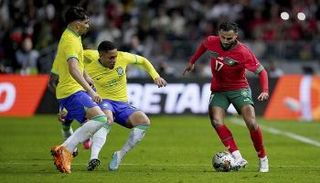 فيتور روكي بقميص البرازيل ضد المغرب