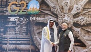 الشيخ محمد بن زايد آل نهيان رئيس دولة الإمارات مصافحا رئيس وزراء الهند