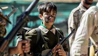 صبي يمني في أحد المعسكرات الحوثية - أرشيفية