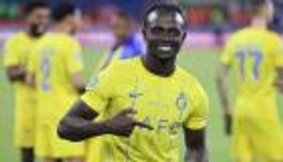 والدة ساديو ماني.. كيف لعبت دورا في انتقاله إلى النصر؟