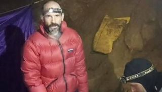 الباحث الأمريكي العالق